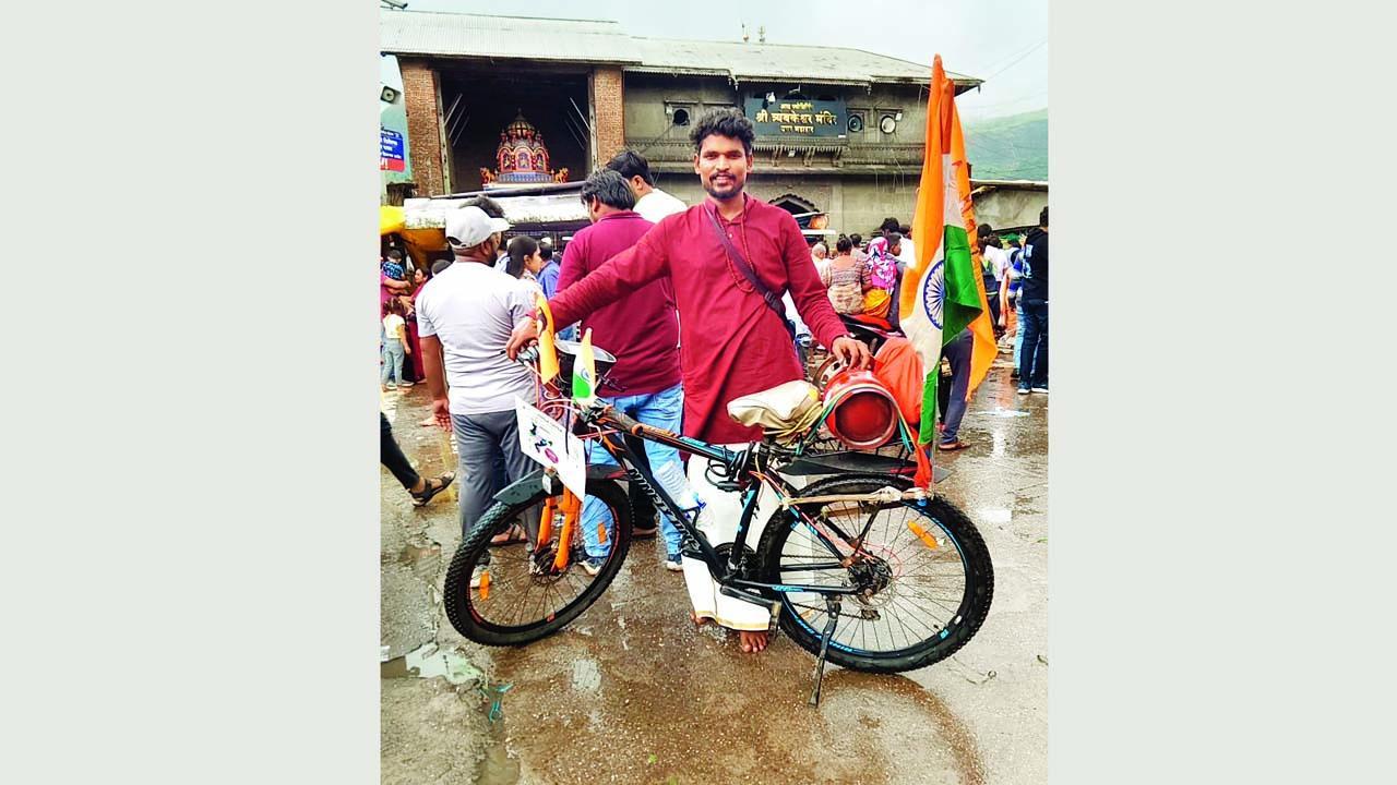 આ આખીયે યાત્રા તેણે ખુલ્લા પગે કરી હતી.